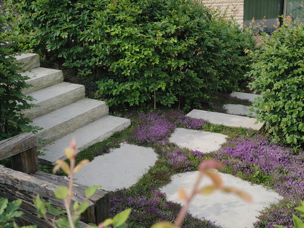 Sitzplatz an Natursteintreppe im Grünen